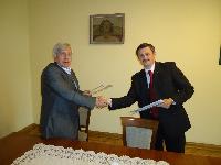 Uroczystość podpisania umowy. Na zdjęciu od lewej Dyrektor Euroregionu „Tatry” Pan Antoni Nowak, oraz Dyrektor Szkoły Podstawowej Nr 11 w Nowym Targu Pan Robert Furca.