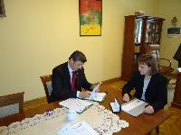 Posledne formality pred podpísaním zmluvy. Na fotke riaditeľ Základnej školy č 11 v Novom Targu, pán Robert Furca, a vedúca oddelenia pre realizáciu mikroprojektov Euroregiónu 