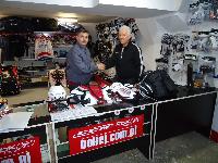 Pán Leszek Tokarz majiteľ firmy Fair Play (v pravo) odovzdáva zakúpené športové vybavenie. Na snímke s riaditeľom základnej školy č. 11 v Novom Targu, pánom  Robertom Furca.